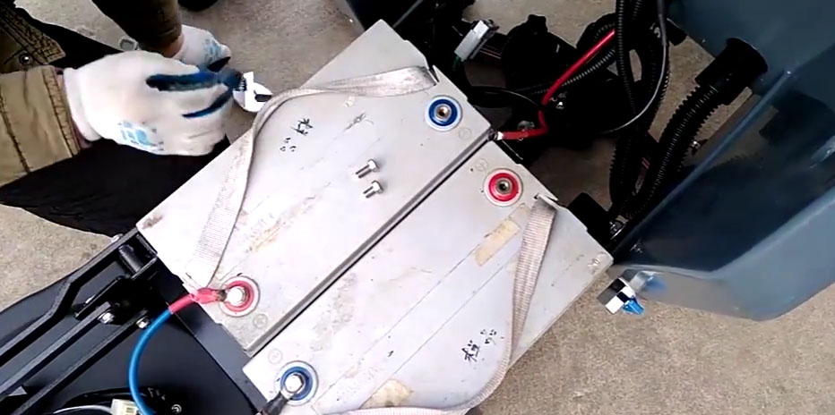 旭潔洗地機(jī)：怎么樣維護(hù)電瓶式洗地機(jī)的電瓶？